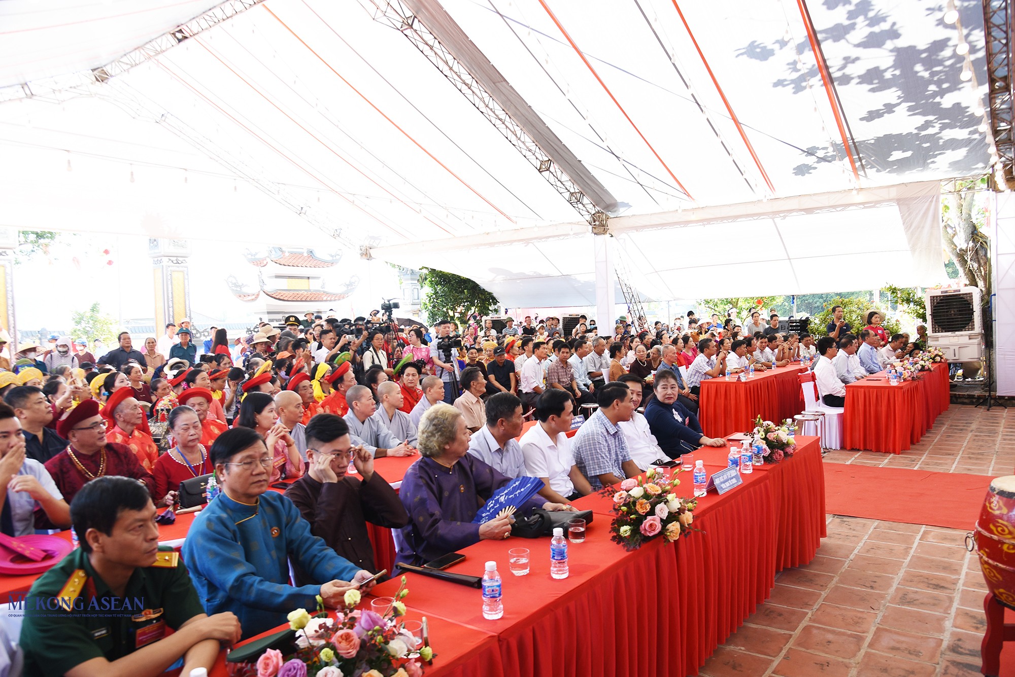 Các đại biểu và đông đảo người dân, du khách dự lễ khai hội. Ảnh: Lâm Hòa/Mekong ASEAN.