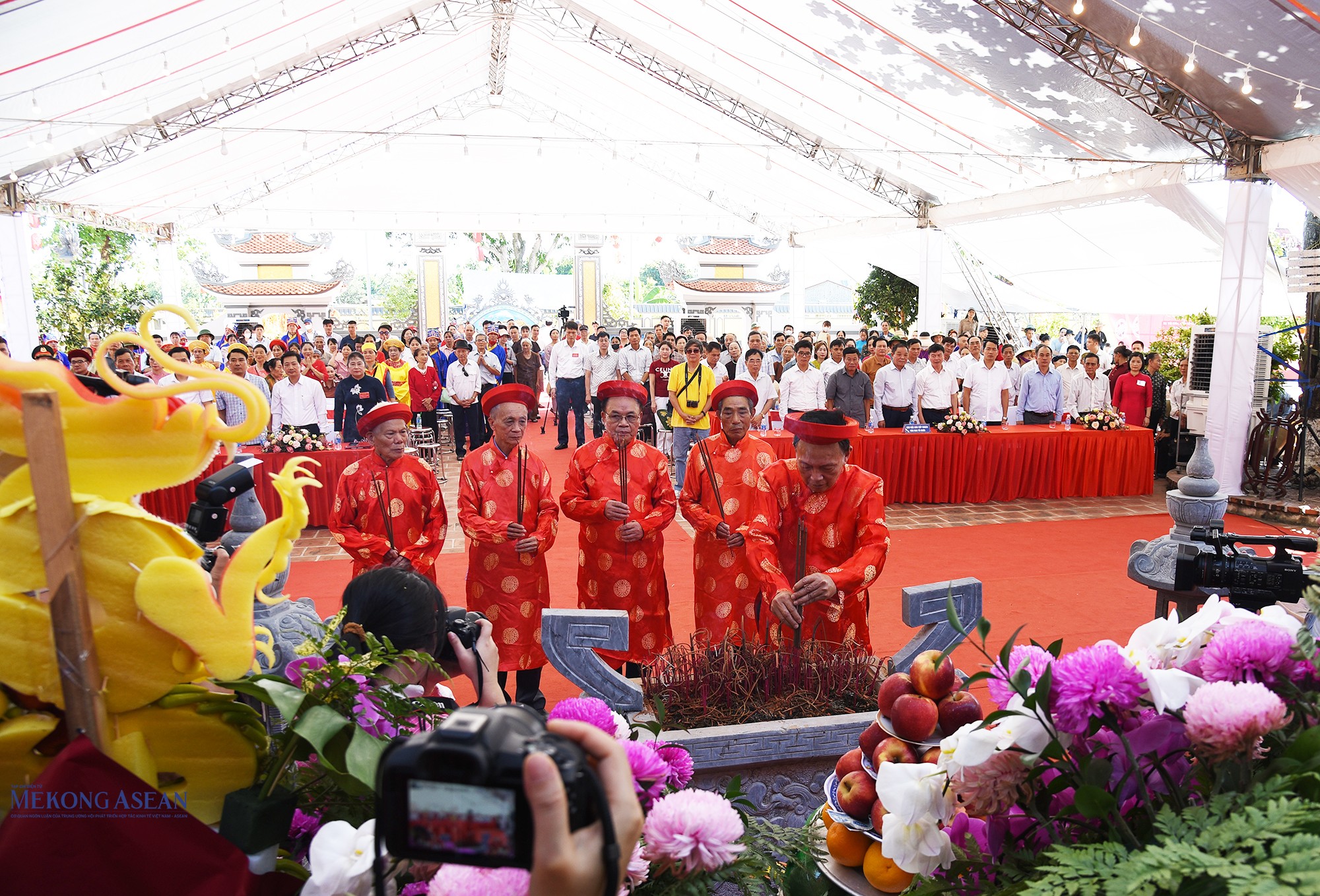Đại diện các cụ cao niên của địa phương dâng hương tưởng niệm Nguyên phi Hoàng Thái hậu Ỷ Lan. Ảnh: Lâm Hòa/Mekong ASEAN.
