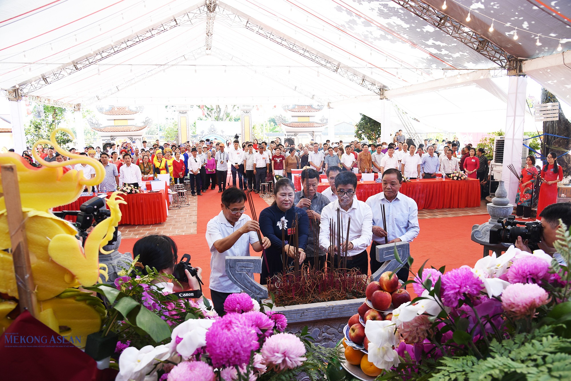 Lãnh đạo xã Yết Kiêu và các đại biểu dâng hương. Ảnh: Lâm Hòa/Mekong ASEAN.