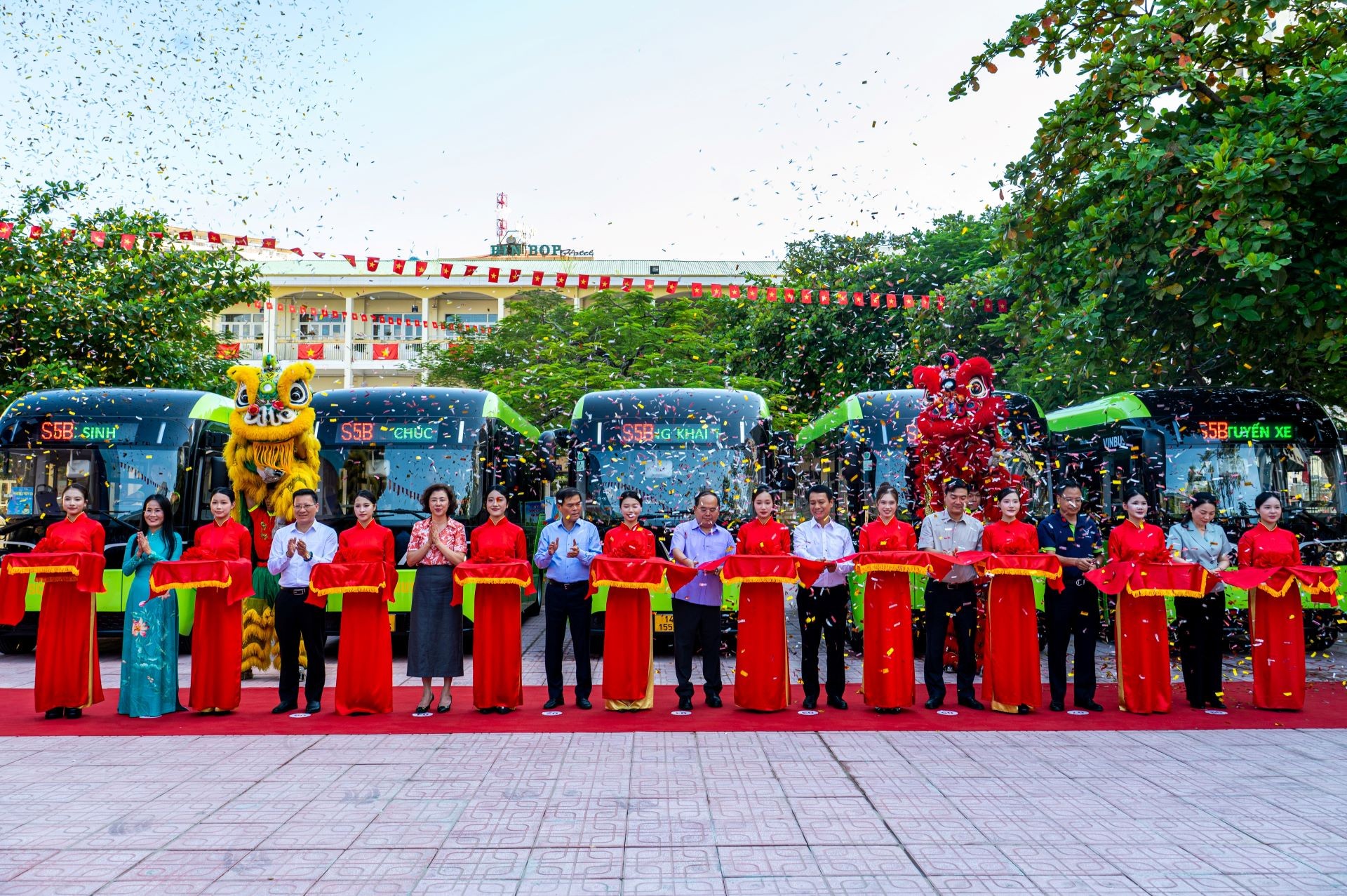 Quảng Ninh vận hành 50 xe bus điện đưa đón học sinh miễn phí