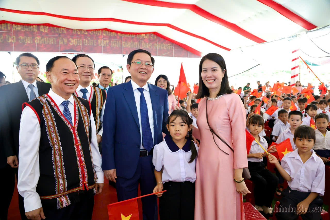Phó Thủ tướng Hồ Quốc Dũng dự Lễ khai giảng năm học 2026-2027 và khánh thành Trường Phổ thông nội trú Tiểu học và Trung học cơ sở (TH&THCS) Ia Púch tại làng Chư Kó, xã Ia Púch, tỉnh Gia Lai - Ảnh: VGP.