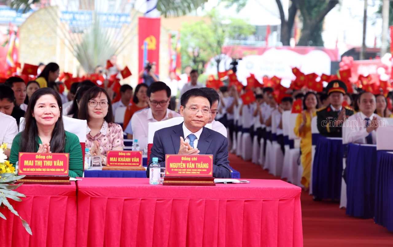 Phó Thủ tướng Nguyễn Văn Thắng dự lễ khai giảng với học sinh Trường THCS Hùng Vương, phường Trảng Bom, TP Đồng Nai - Ảnh: VGP.