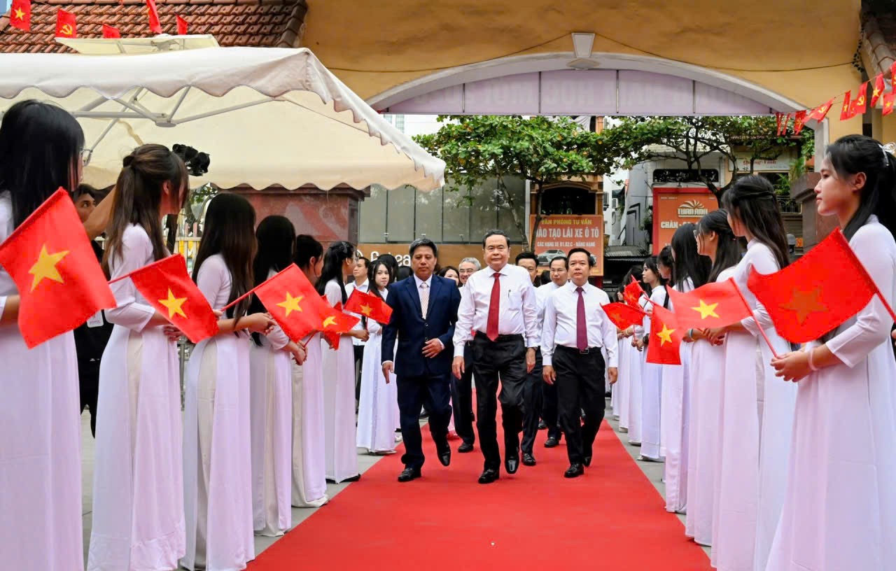 Chủ tịch Quốc hội Trần Thanh Mẫn dự lễ khai giảng tại Trường THPT Lê Quý Đôn, phường Trần Hưng Đạo, tỉnh Hưng Yên - Ảnh: VGP.