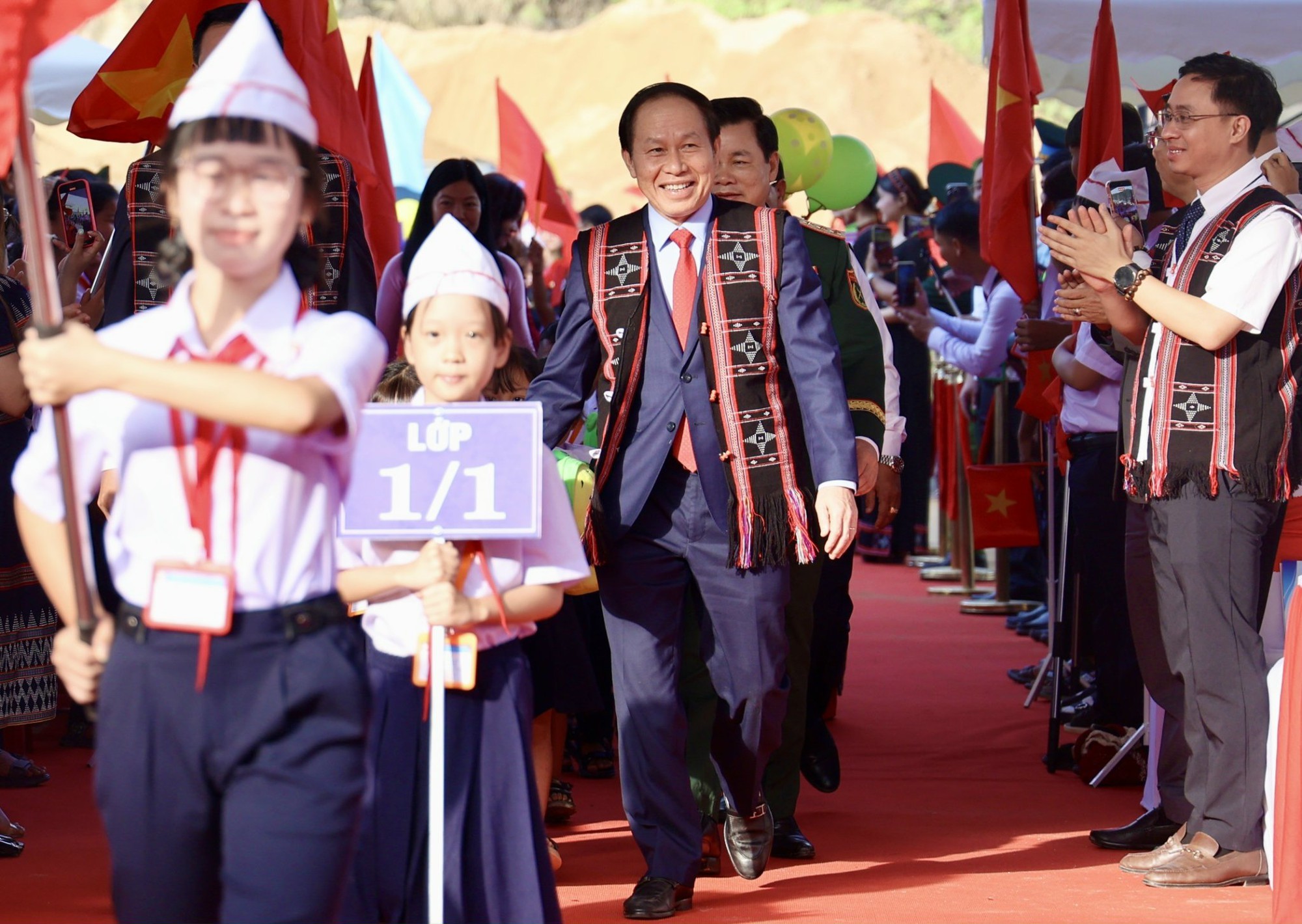 Phó Thủ tướng Chính phủ Lê Tiến Châu dự Lễ Khai giảng năm học 2026 - 2027 và khánh thành Trường Phổ thông Dân tộc nội trú Tiểu học & Trung học cơ sở Tây Giang, xã Tây Giang, TP Đà Nẵng - Ảnh: VGP.