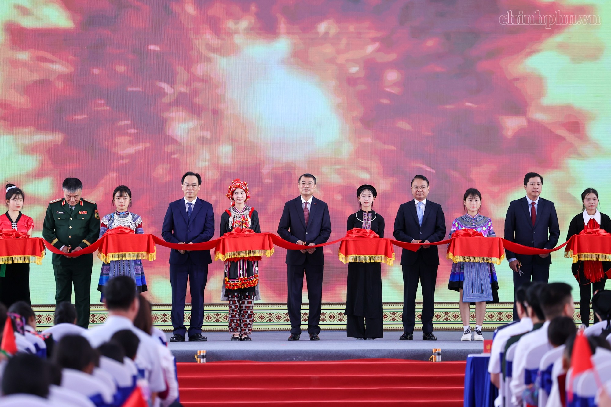 Thủ tướng và các đại biểu thực hiện nghi thức khánh thành Trường Phổ thông nội trú Tiểu học và Trung học cơ sở Mường Khương - Ảnh: VGP.