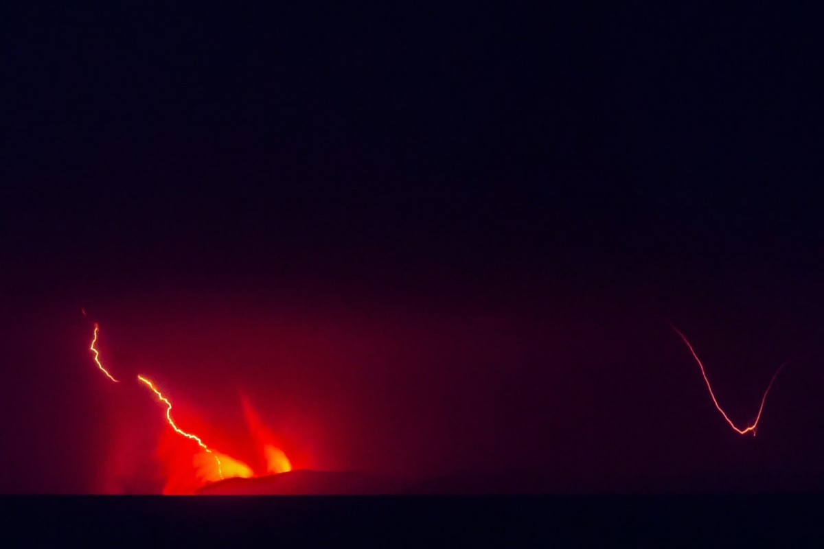 Núi lửa Anak Krakatau phun trào, loạt sân bay Indonesia đóng cửa