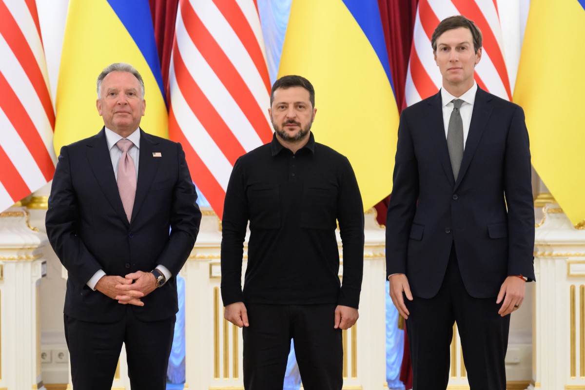 Từ trái sang phải: Đặc phái viên Hòa bình của Tổng thống Mỹ Steve Witkoff, Tổng thống Ukraine Volodymyr Zelensky và Cố vấn Jared Kushner. Ảnh: X/@ZelenskyyUa (tài khoản X của ông Zelensky)