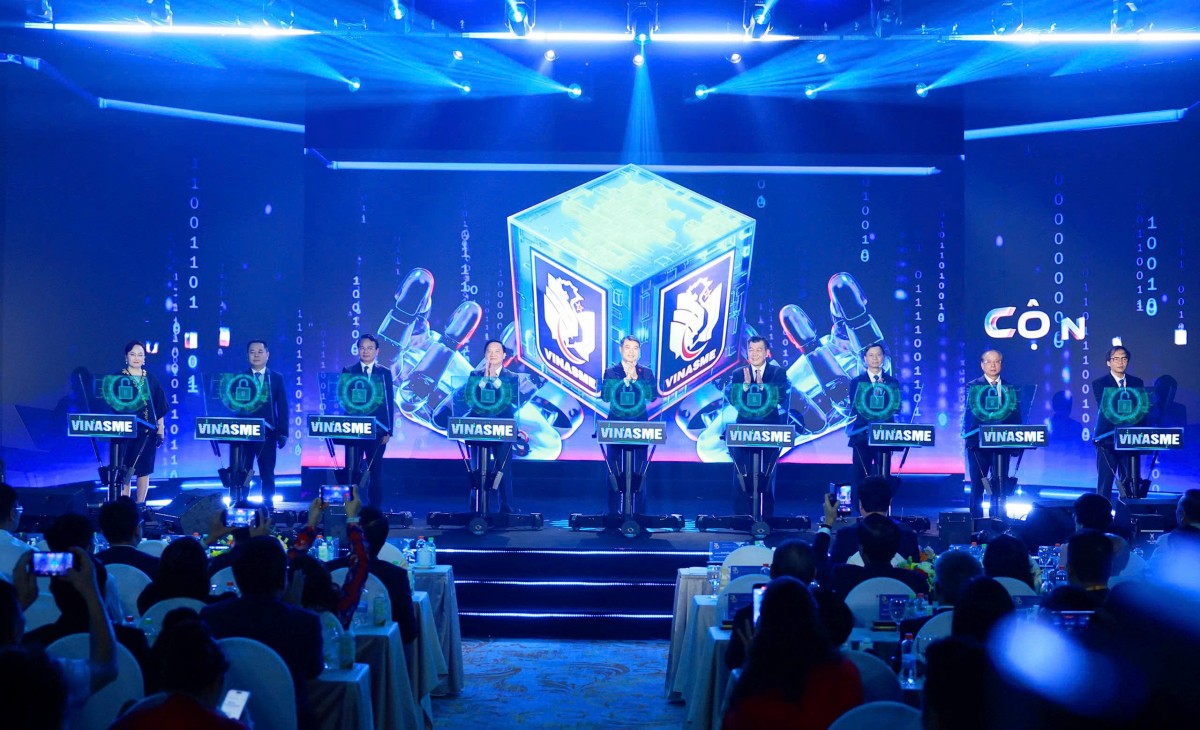 Thủ tướng Chính phủ Lê Minh Hưng cùng các đại biểu thực hiện nghi thức kích hoạt ra mắt nền tảng số VINASME vào ngày 25/08/2026 tại Hà Nội. Ảnh: AgriS