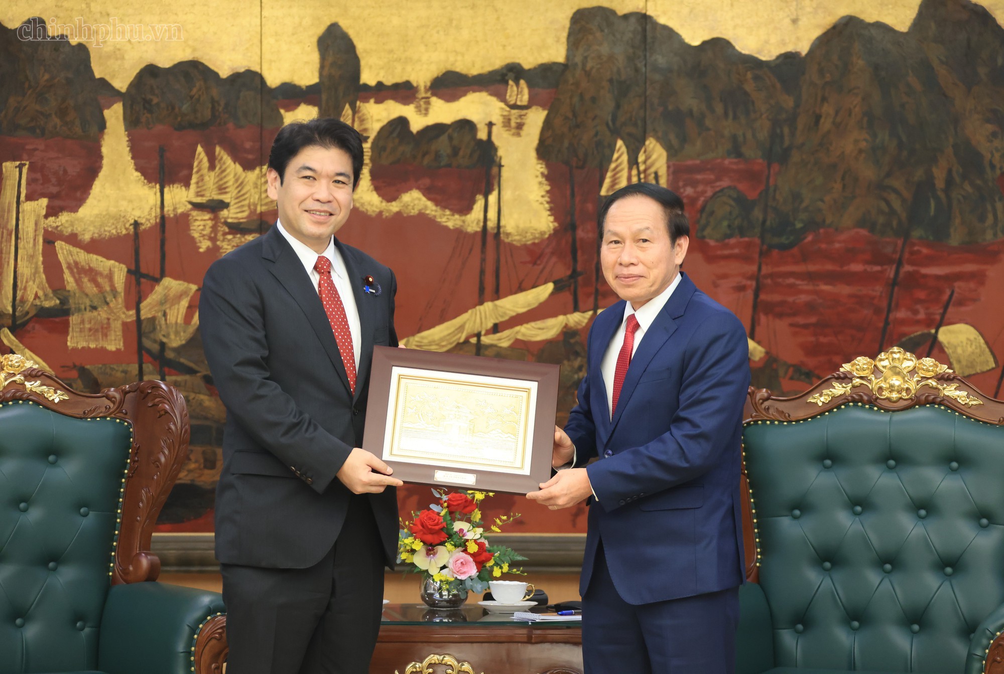 Phó Thủ tướng tặng Bộ trưởng Matsumoto Yohei quà lưu niệm - Ảnh: VGP.