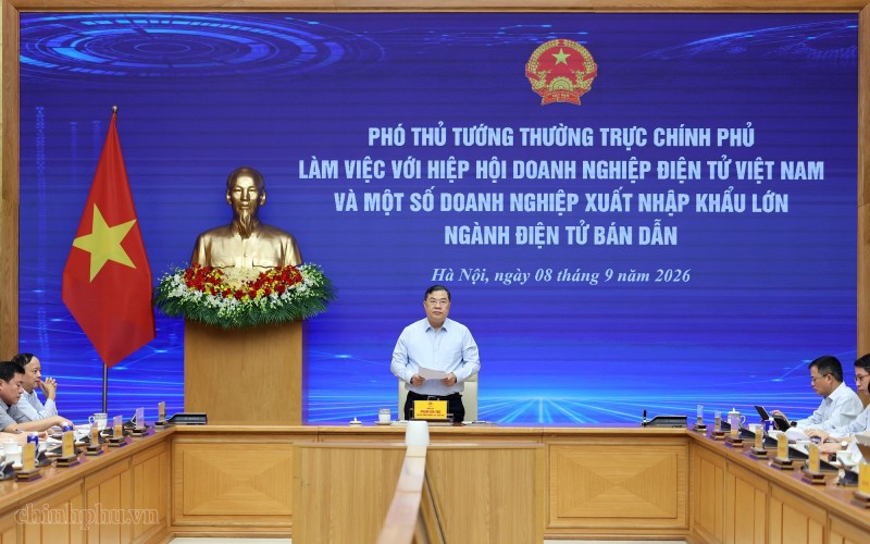 Phó Thủ tướng Thường trực Phạm Gia Túc làm việc với Hiệp hội Doanh nghiệp điện tử Việt Nam và một số doanh nghiệp xuất nhập khẩu lớn trong ngành điện tử, bán dẫn 