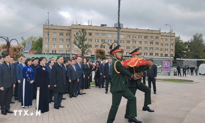 Tổng Bí thư, Chủ tịch nước đặt hoa tại Tượng đài Chủ tịch Hồ Chí Minh ở Moscow