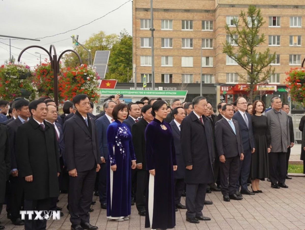 Tổng Bí thư, Chủ tịch nước đặt hoa tại Tượng đài Chủ tịch Hồ Chí Minh ở Moscow