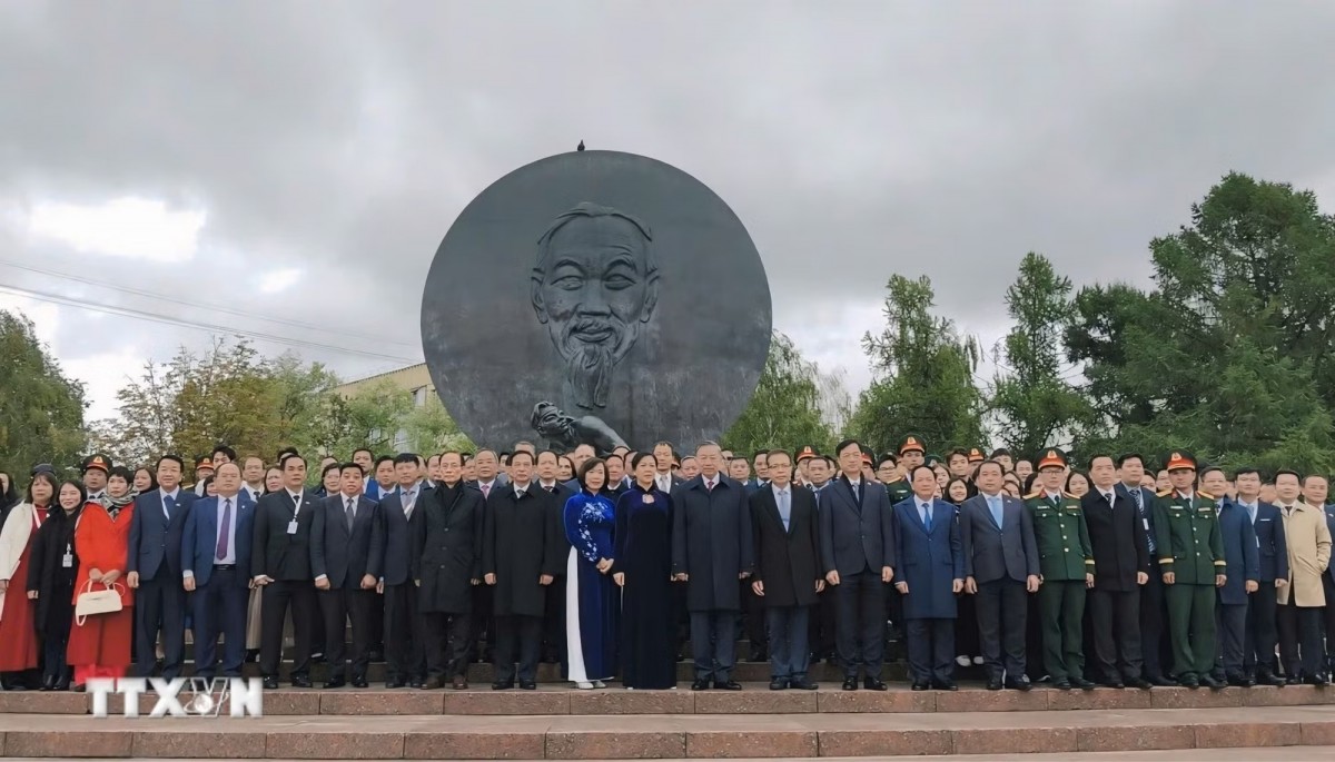 Tổng Bí thư, Chủ tịch nước đặt hoa tại Tượng đài Chủ tịch Hồ Chí Minh ở Moscow