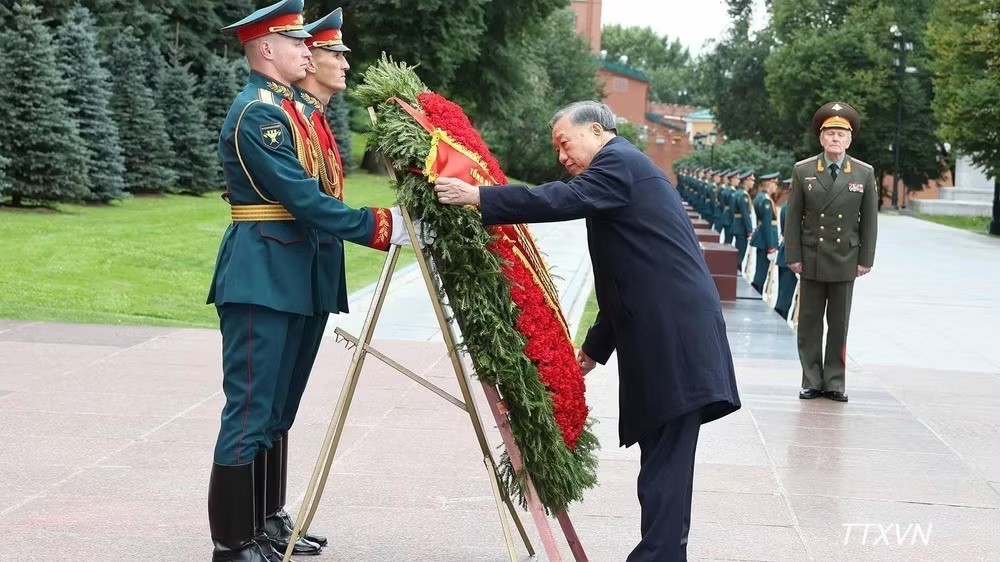 Tổng Bí thư, Chủ tịch nước đặt hoa tại Tượng đài Chủ tịch Hồ Chí Minh ở Moscow