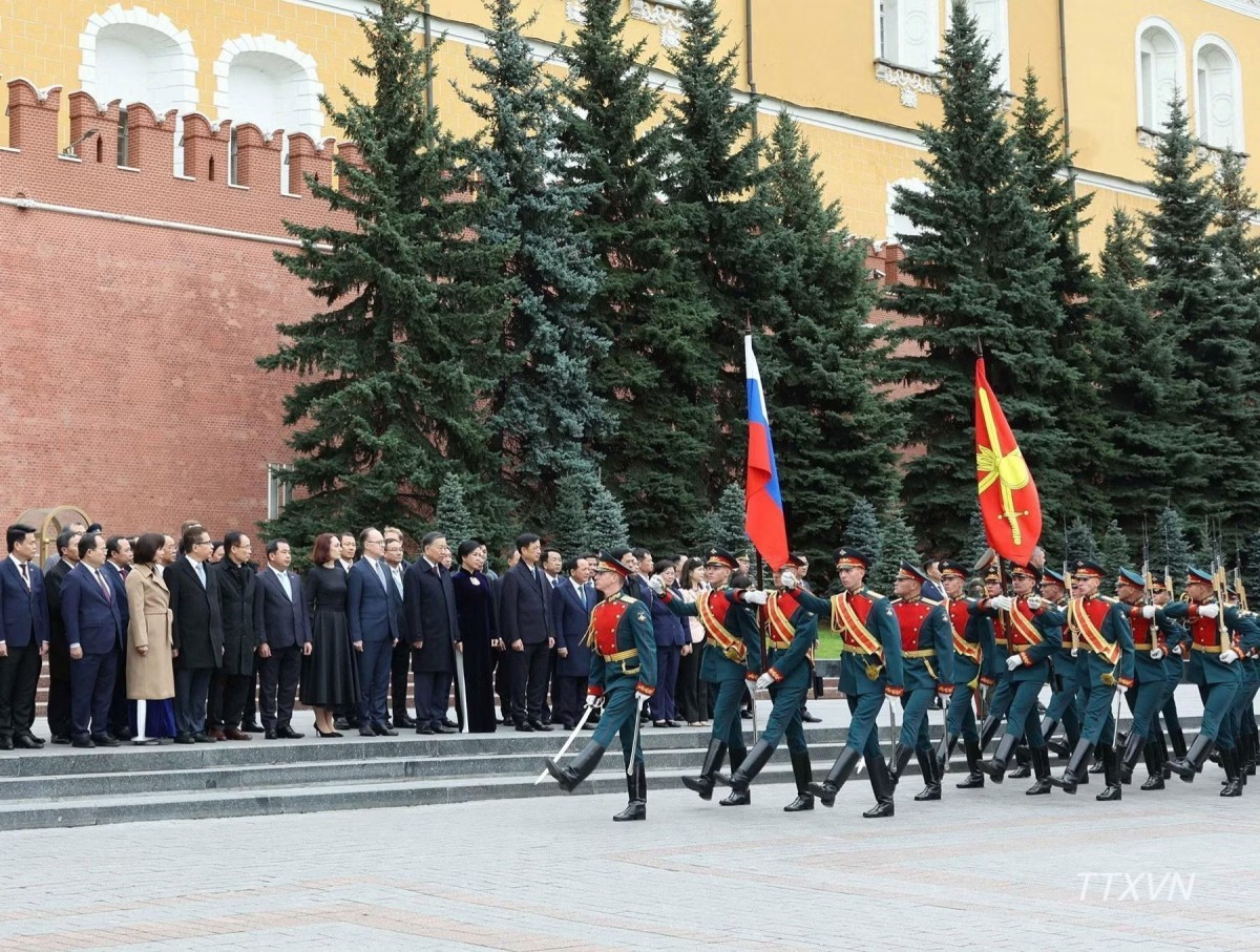Tổng Bí thư, Chủ tịch nước đặt hoa tại Tượng đài Chủ tịch Hồ Chí Minh ở Moscow