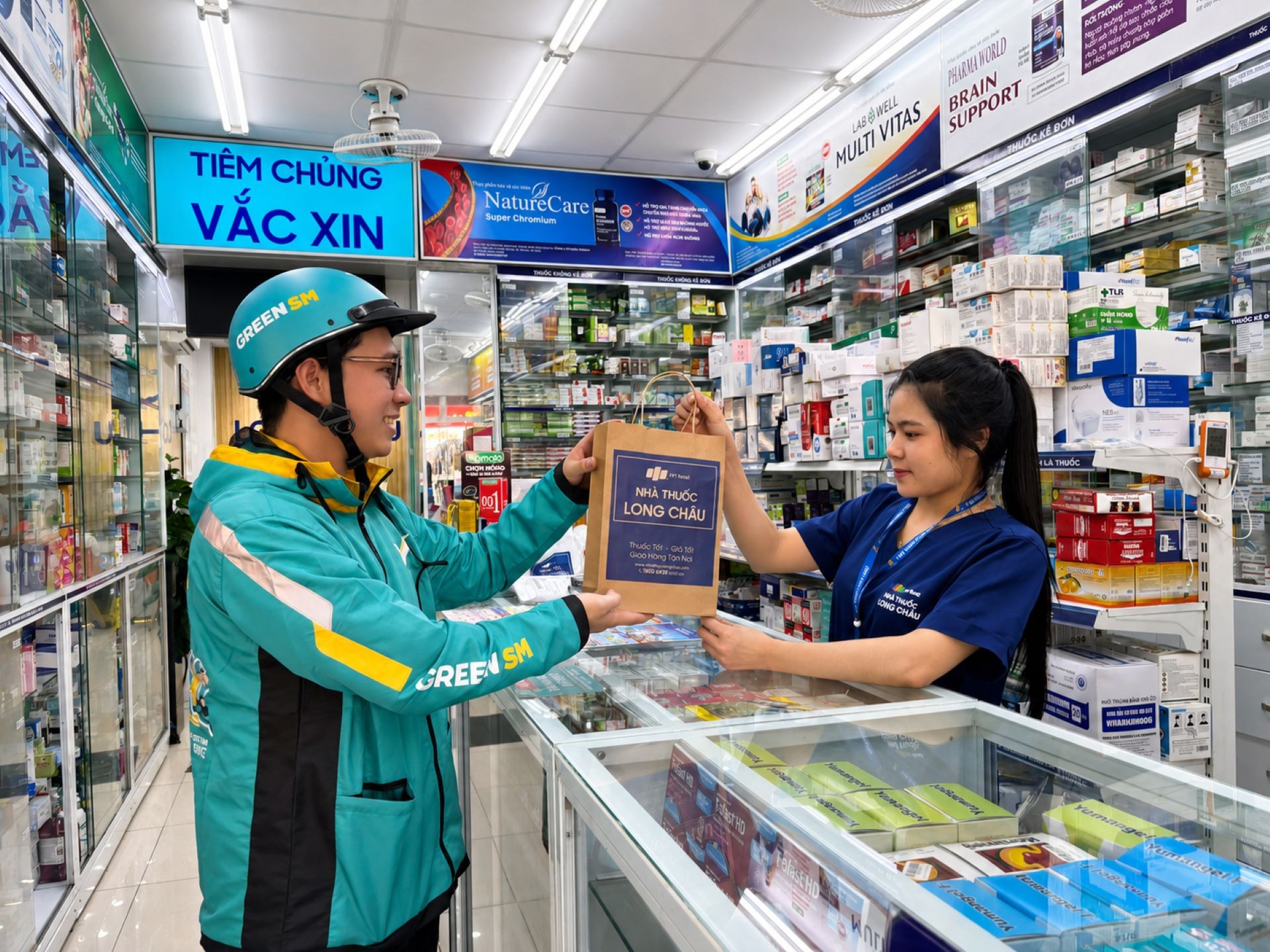 Hơn 1.500 nhà thuốc Long Châu sẽ giao hàng bằng xe máy điện Green SM