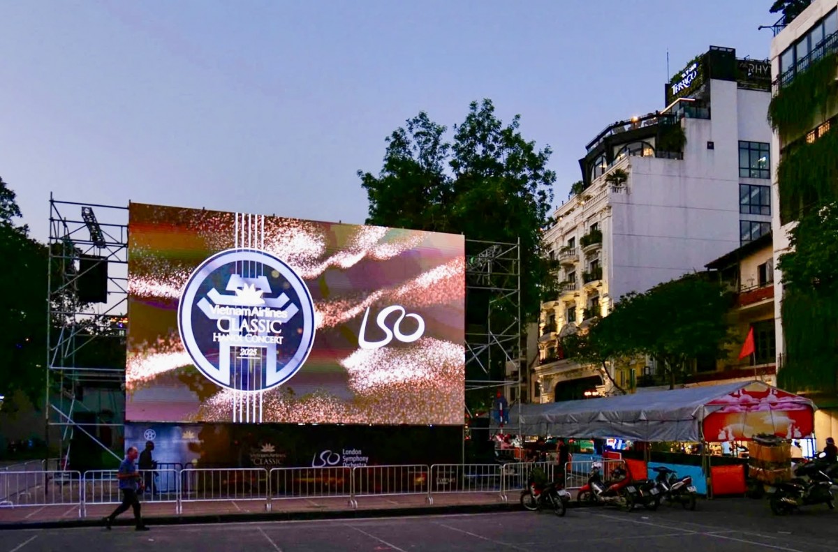 Năm 2025, Vietnam Airlines Classic – Hanoi Concert đưa âm nhạc giao hưởng đến gần hơn với công chúng qua hoạt động truyền hình trực tiếp tại khu vực phố đi bộ Hồ Gươm. Ảnh: VNA