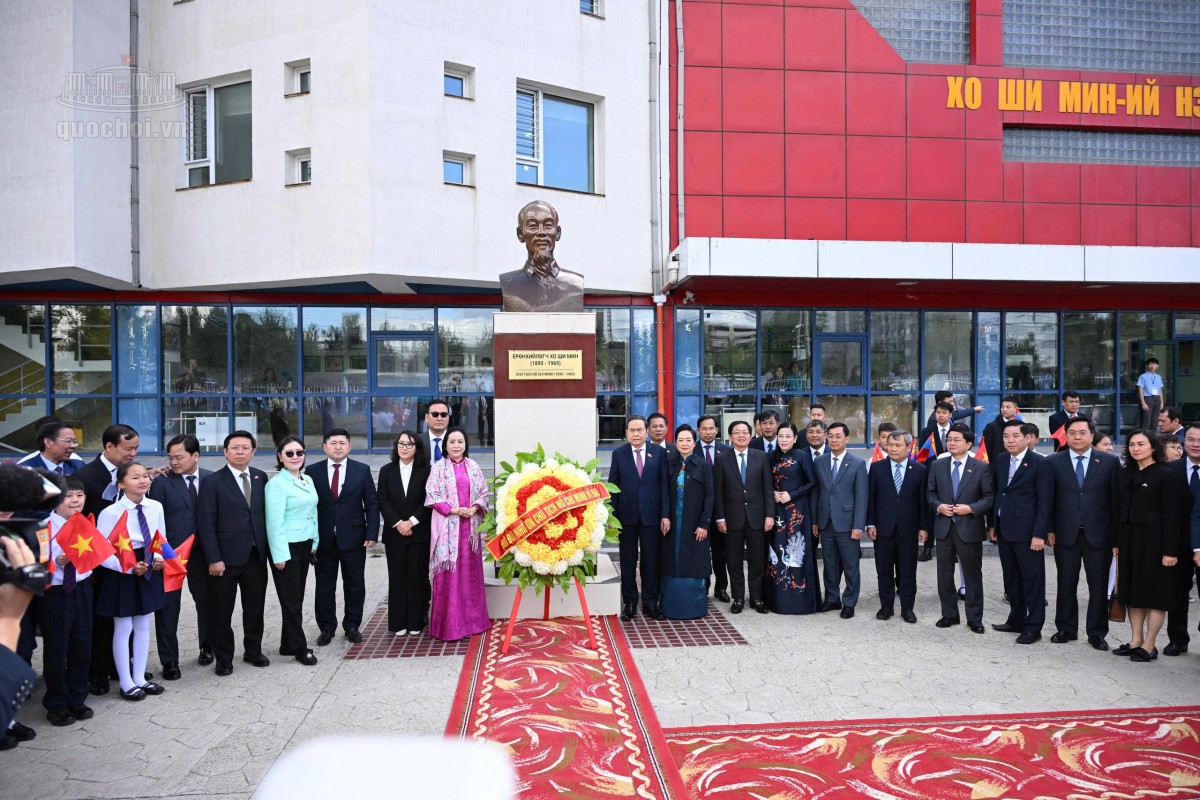 Chủ tịch Quốc hội thăm trường học mang tên Chủ tịch Hồ Chí Minh tại Mông Cổ