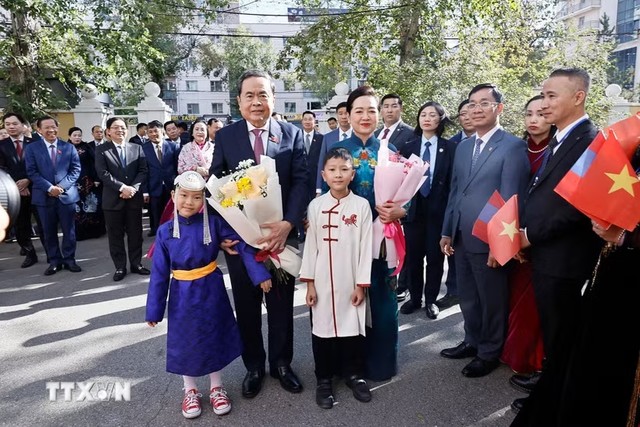 Chủ tịch Quốc hội Trần Thanh Mẫn và Phu nhân gặp gỡ cán bộ, nhân viên Đại sứ quán và cộng đồng người Việt Nam tại Mông Cổ - Ảnh: TTXVN.