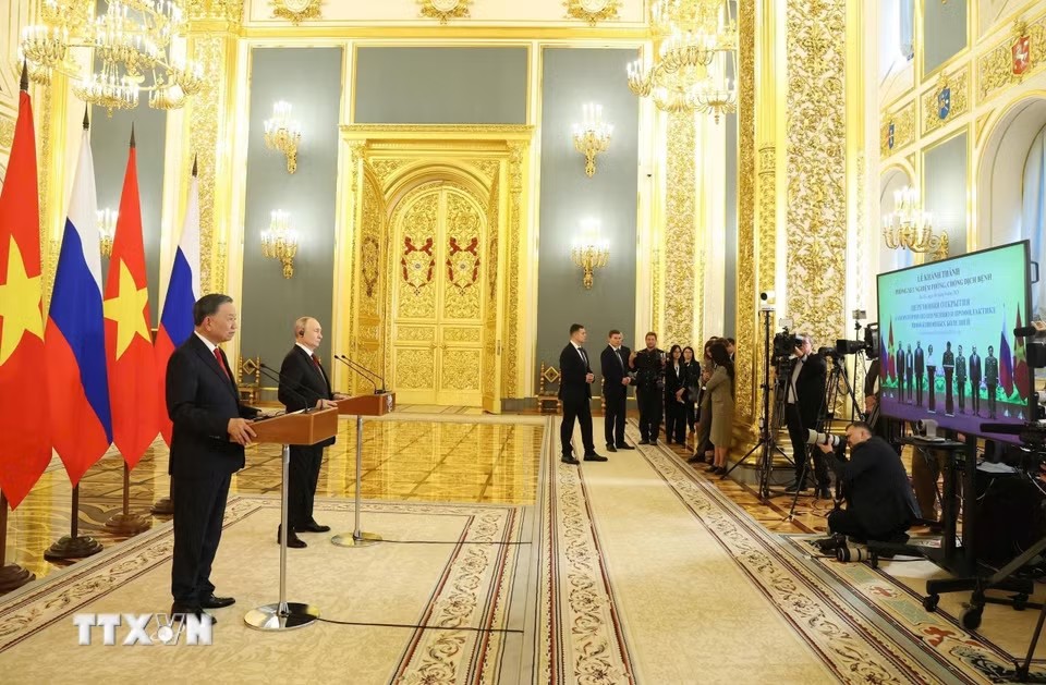 Tổng Bí thư, Chủ tịch nước Tô Lâm và Tổng thống Liên bang Nga Vladimir Putin dự và phát biểu trực tuyến tại điểm cầu nước Nga - Ảnh: TTXVN