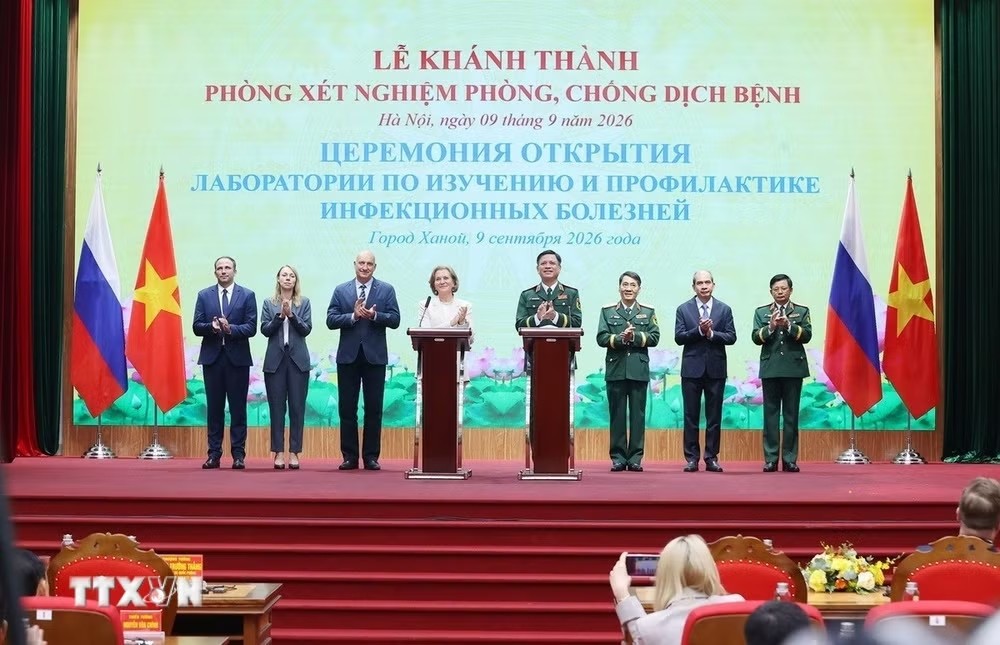 Các đại biểu thực hiện nghi thức khánh thành Phòng xét nghiệm phòng, chống dịch bệnh Trung tâm Nhiệt đới Việt-Nga tại Hà Nội - Ảnh: TTXVN.