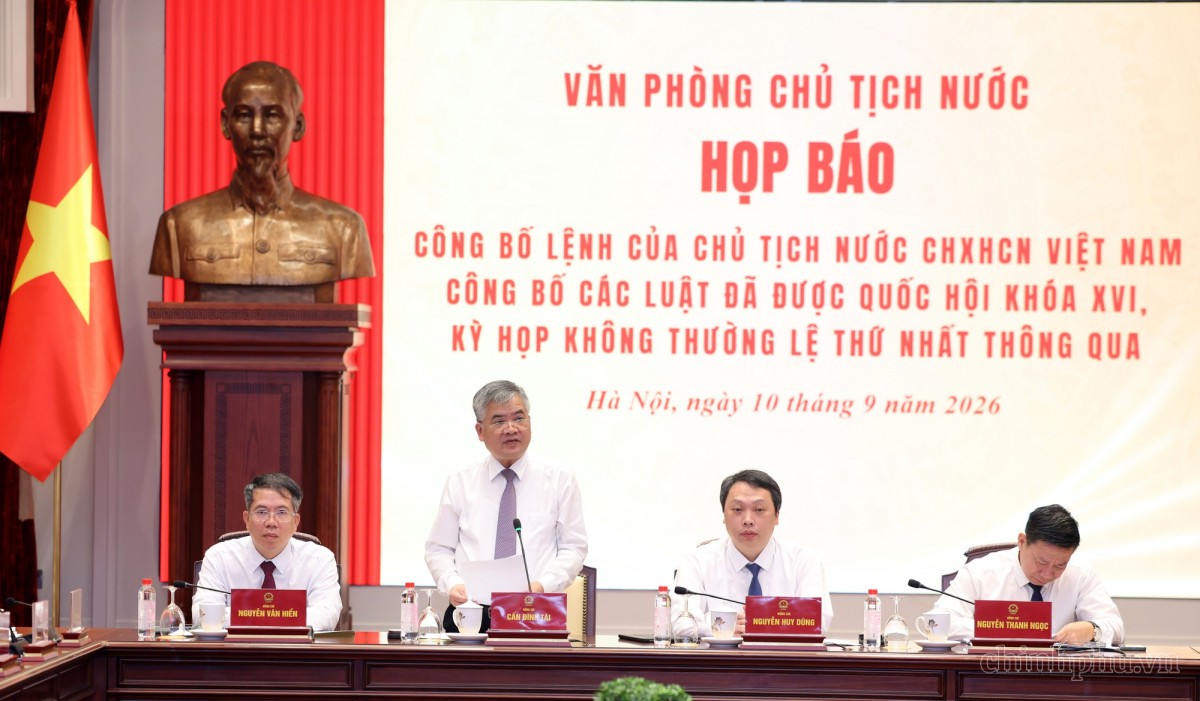 Phó Chủ nhiệm Văn phòng Chủ tịch nước Cấn Đình Tài chủ trì họp báo - Ảnh: chinhphu.vn