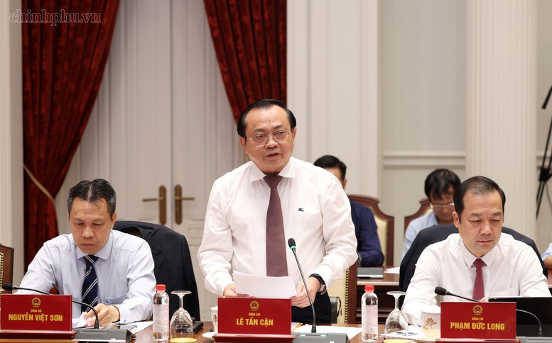 Thứ trưởng Bộ Tài chính Lê Tấn Cận giới thiệu nội dung chính của Luật sửa đổi, bổ sung một số điều của Luật Đầu tư - Ảnh: chinhphu.vn
