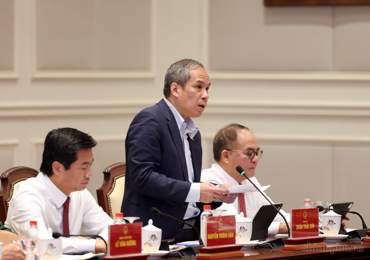 Phó Thống đốc Ngân hàng Nhà nước Đoàn Thái Sơn giới thiệu về Luật sửa đổi, bổ sung một số điều của Luật Ngân hàng Nhà nước Việt Nam, Luật Phòng, chống rửa tiền và Luật Các tổ chức tín dụng - Ảnh: chinhphu.vn