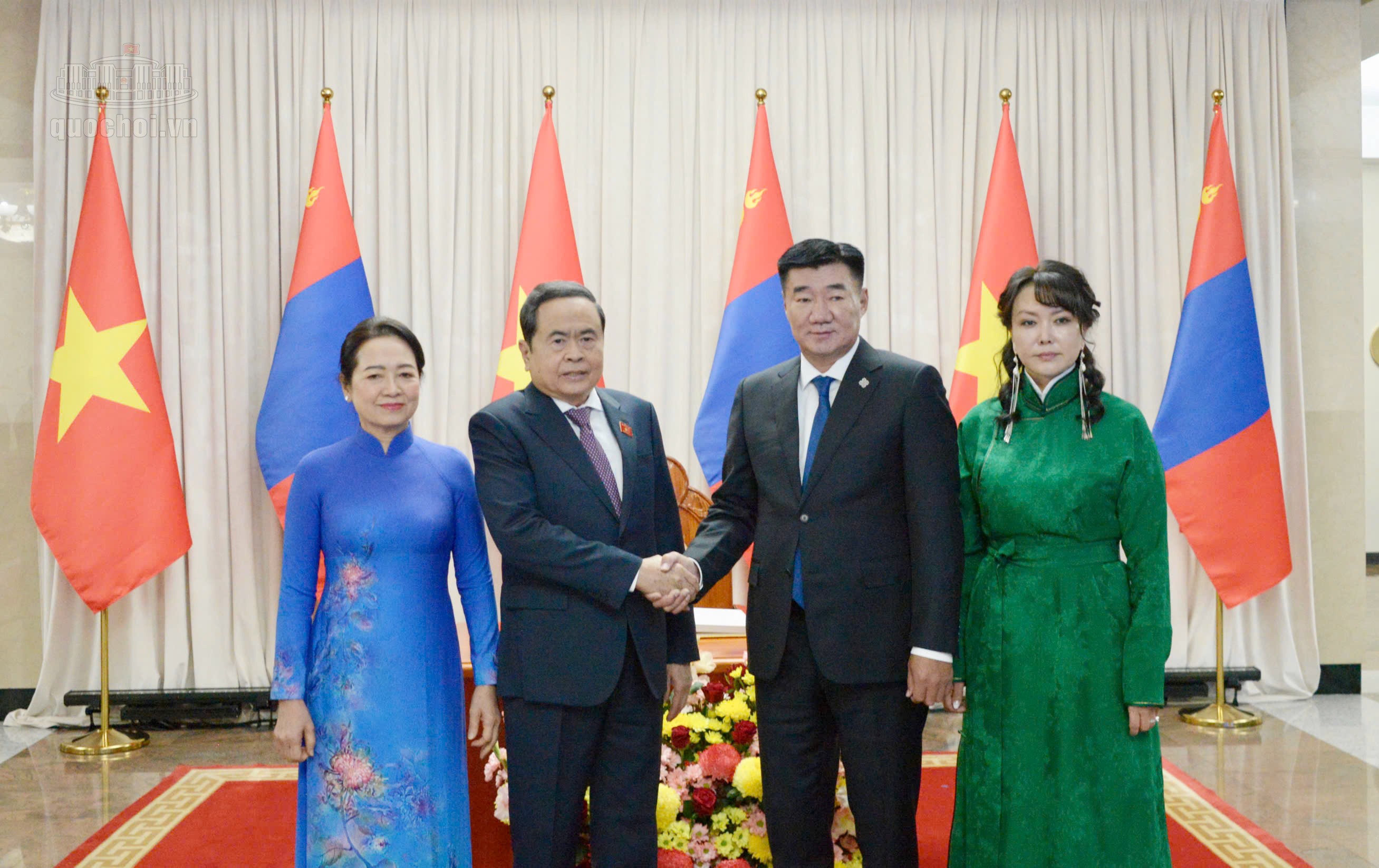 Chủ tịch Quốc hội Mông Cổ Sandag Byambatsogt và Phu nhân cùng Chủ tịch Quốc hội Trần Thanh Mẫn và Phu nhân Nguyễn Thị Thanh Nga. 