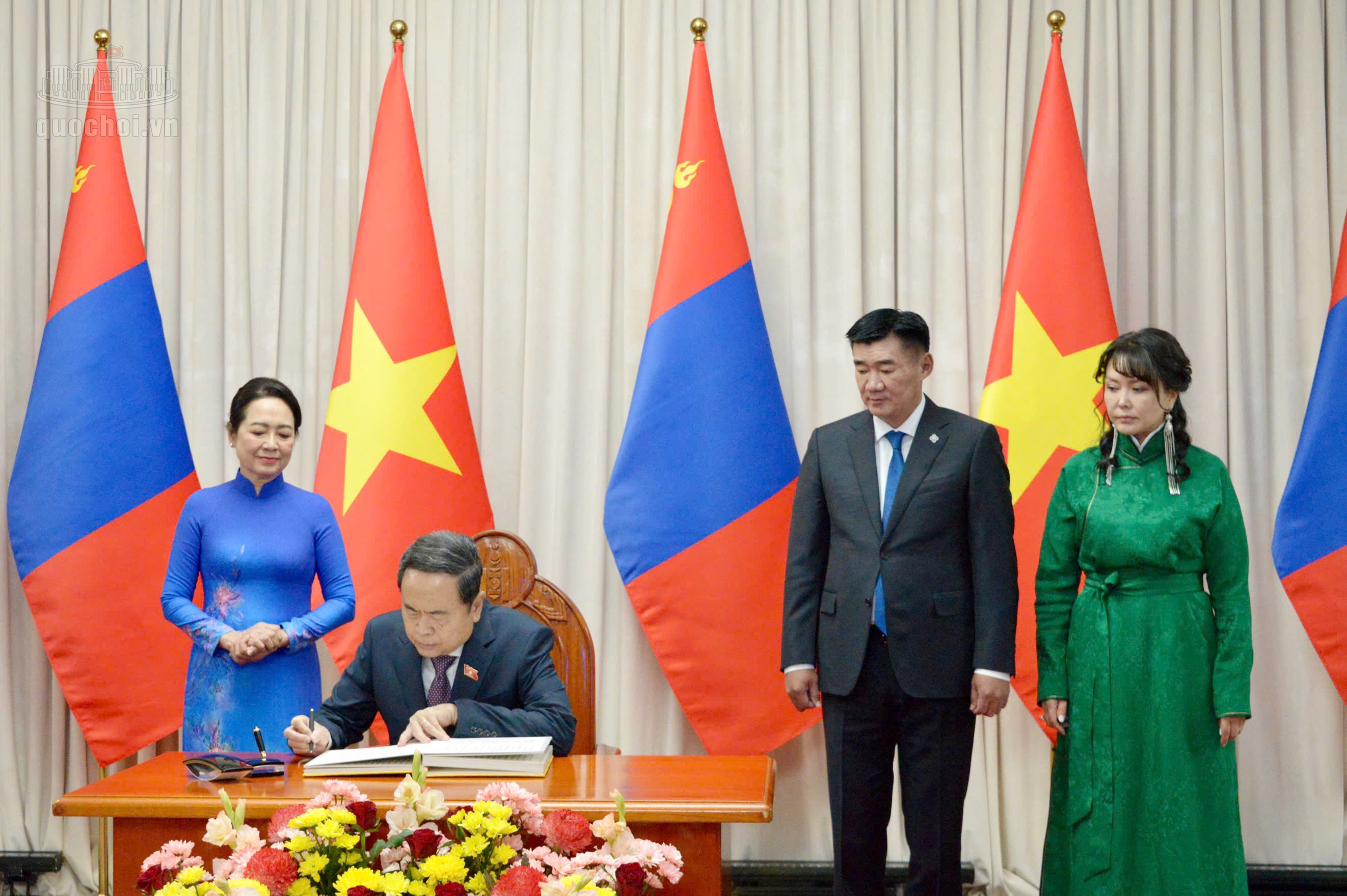Chủ tịch Quốc hội Trần Thanh Mẫn ký sổ khách danh dự