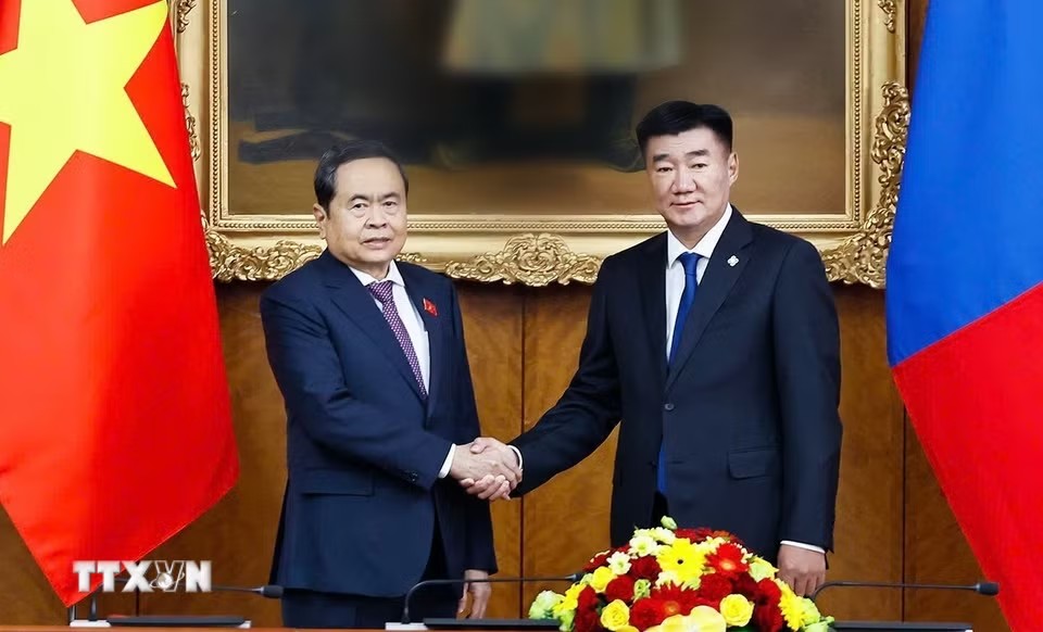 Chủ tịch Quốc hội Trần Thanh Mẫn và Chủ tịch Quốc hội Mông Cổ Sandag Byambatsogt chụp ảnh chung - Ảnh: TTXVN.