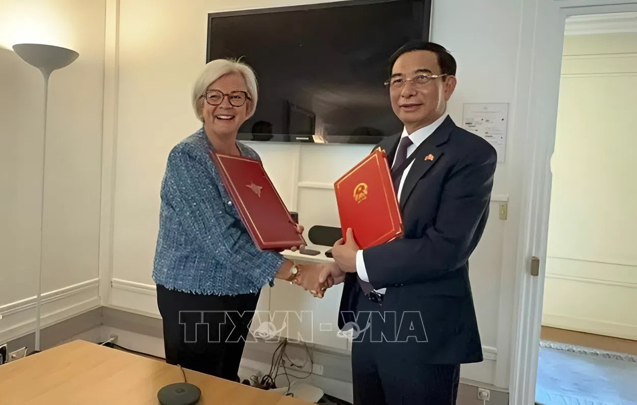 Đại tướng Phan Văn Giang, Ủy viên Bộ Chính trị, Phó Thủ tướng Chính phủ, Bộ trưởng Bộ Quốc phòng, hội đàm với Bộ trưởng Bộ Quân đội và Cựu chiến binh Pháp Catherine Vautrin - Ảnh: TTXVN
