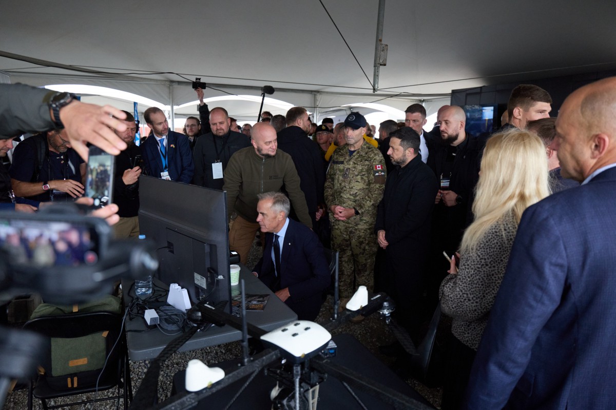 Thủ tướng Mark Carney trải nghiệm mẫu UAV mới do Canada sản xuất. Ảnh: X/@ZelenskyyUa (tài khoản X của ông Zelensky)