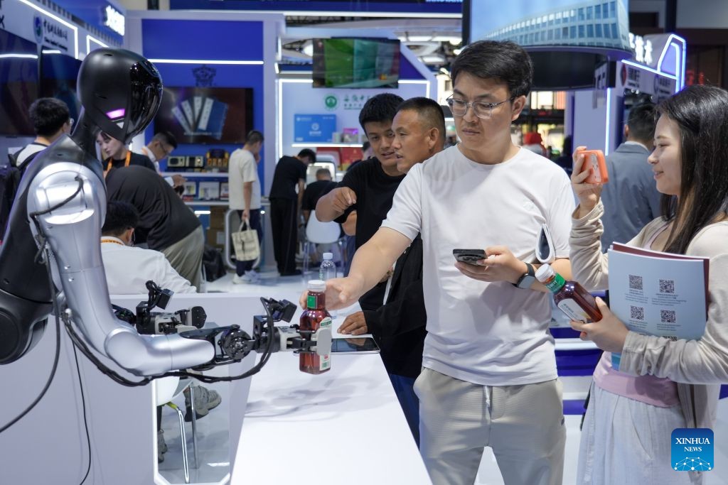 Robot phục vụ đồ uống cho khách tham quan hội chợ. Ảnh: Tân Hoa xã