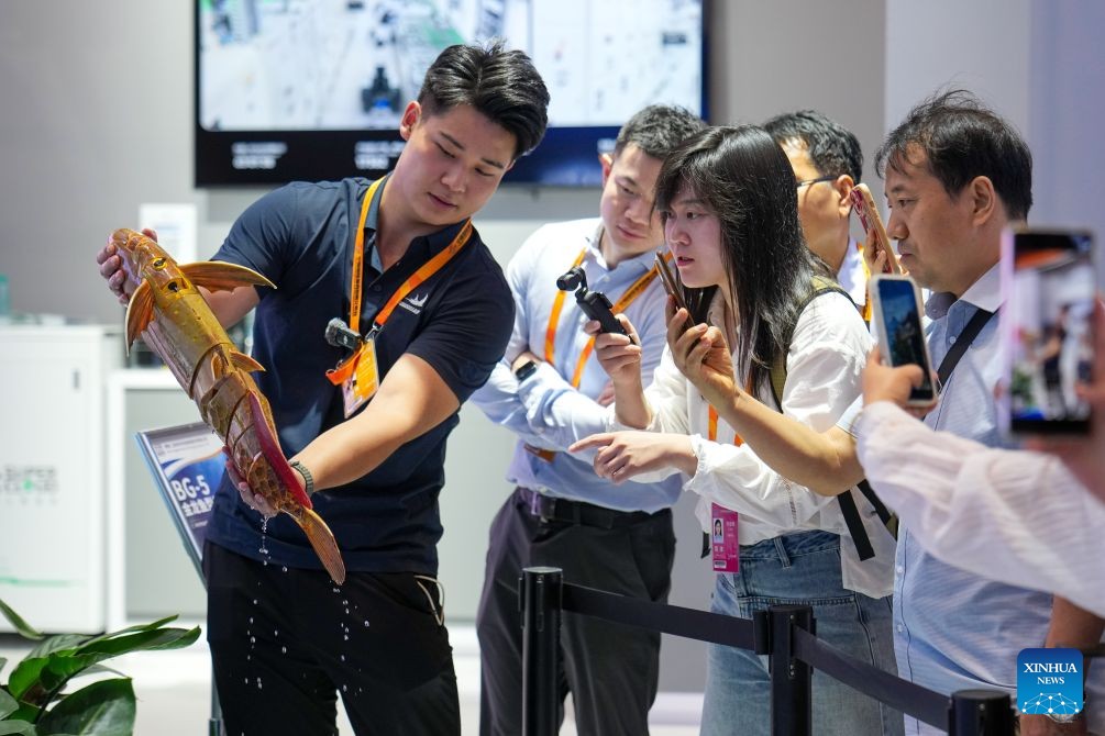 Một nhân viên giới thiệu robot hình cá tại CIFTIS 2026 ngày 10/9. Ảnh: Tân Hoa xã