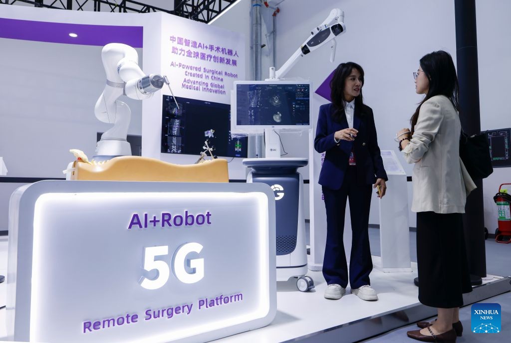 Robot phẫu thuật được điều khiển từ xa, ứng dụng AI, tại hội chợ. Ảnh: Tân Hoa xã