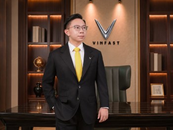 Ông Phạm Nhật Vượng và vợ chuyển quyền điều hành VinFast và GSM cho hai con trai