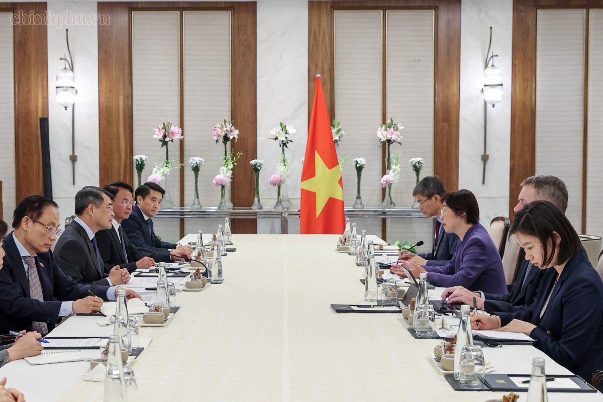 Đề nghị AIIB tiếp tục hỗ trợ Việt Nam phát triển hạ tầng chiến lược