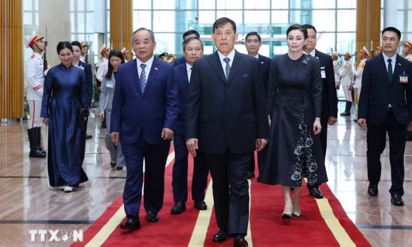 Nhà vua Thái Lan và Hoàng hậu đến Hà Nội, bắt đầu thăm Việt Nam