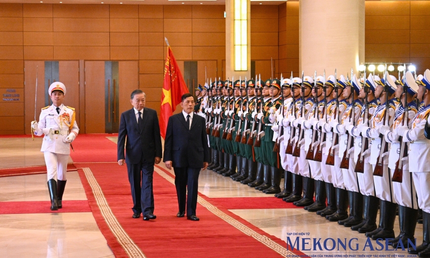 Việt Nam bắn 21 loạt đại bác nồng nhiệt chào mừng Nhà vua Thái Lan và Hoàng hậu