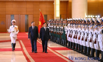 Việt Nam bắn 21 loạt đại bác nồng nhiệt chào mừng Nhà vua Thái Lan và Hoàng hậu