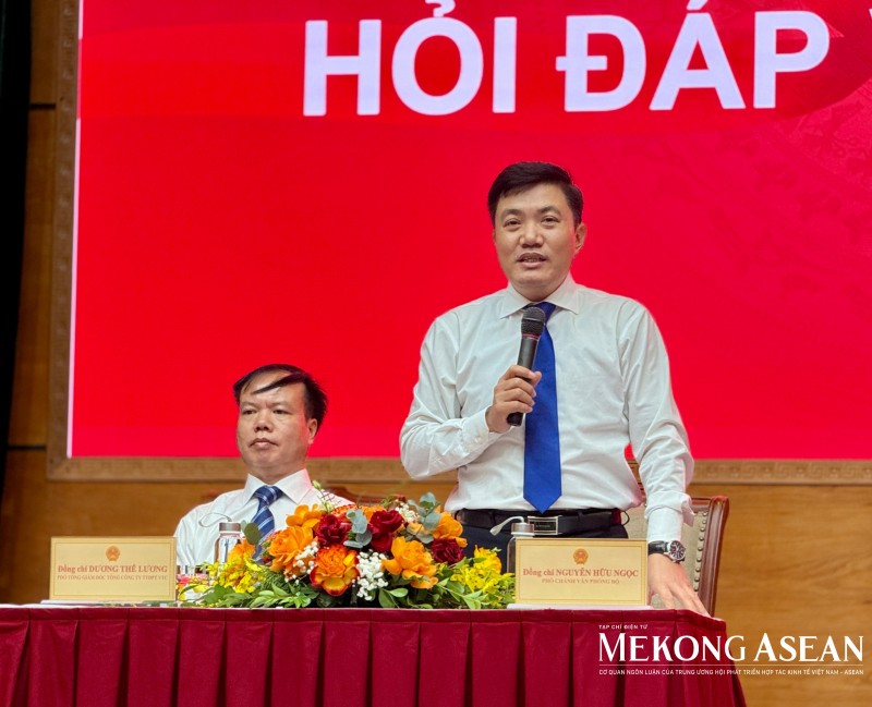 Đại diện Ban tổ chức trả lời câu hỏi của phóng viên tại buổi phát động chương trình Bản sắc