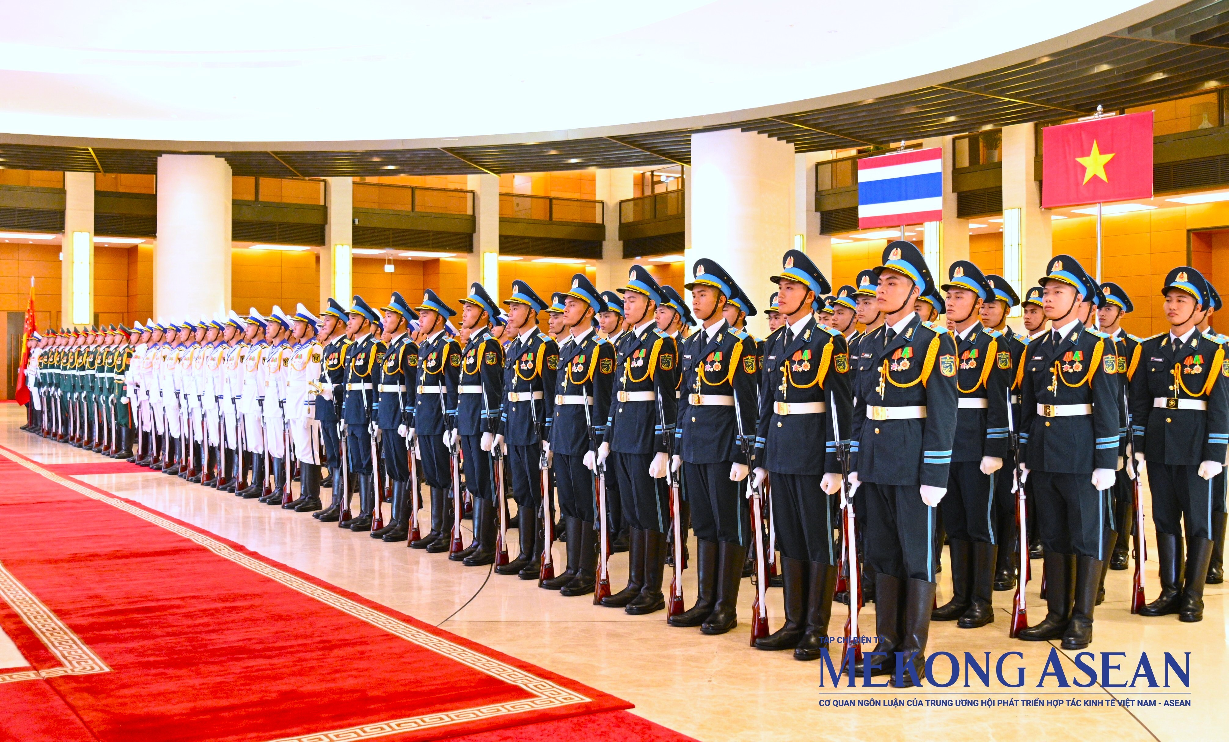 Việt Nam bắn 21 loạt đại bác nồng nhiệt chào mừng Nhà vua Thái Lan và Hoàng hậu