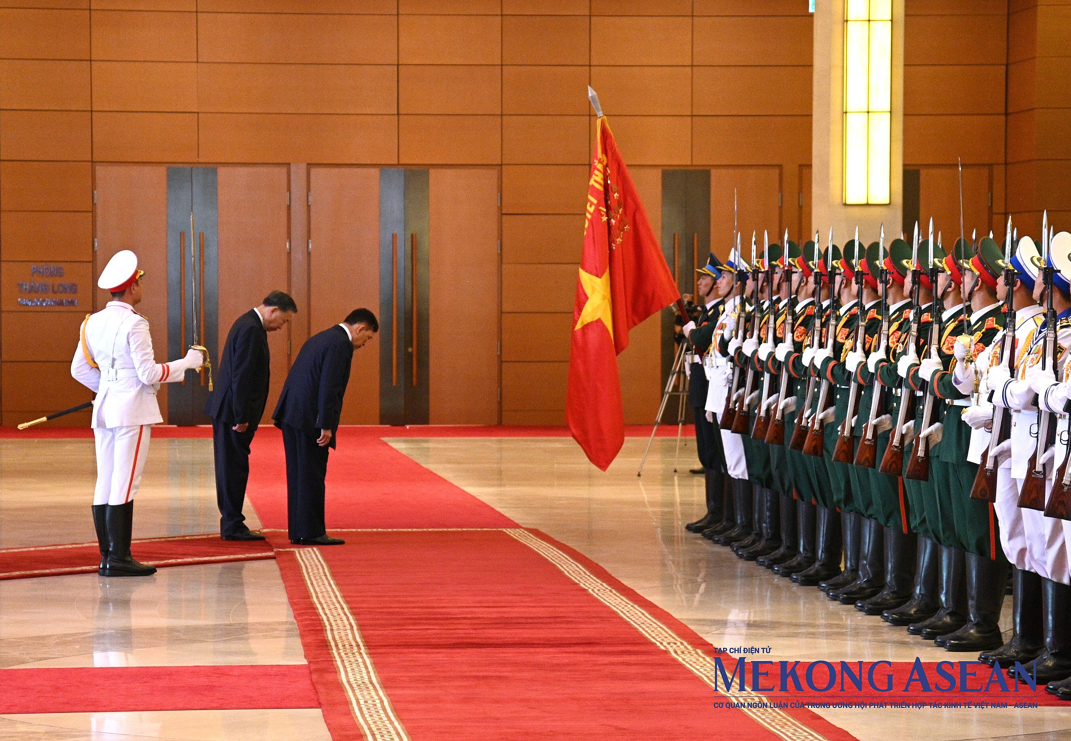 Việt Nam bắn 21 loạt đại bác nồng nhiệt chào mừng Nhà vua Thái Lan và Hoàng hậu
