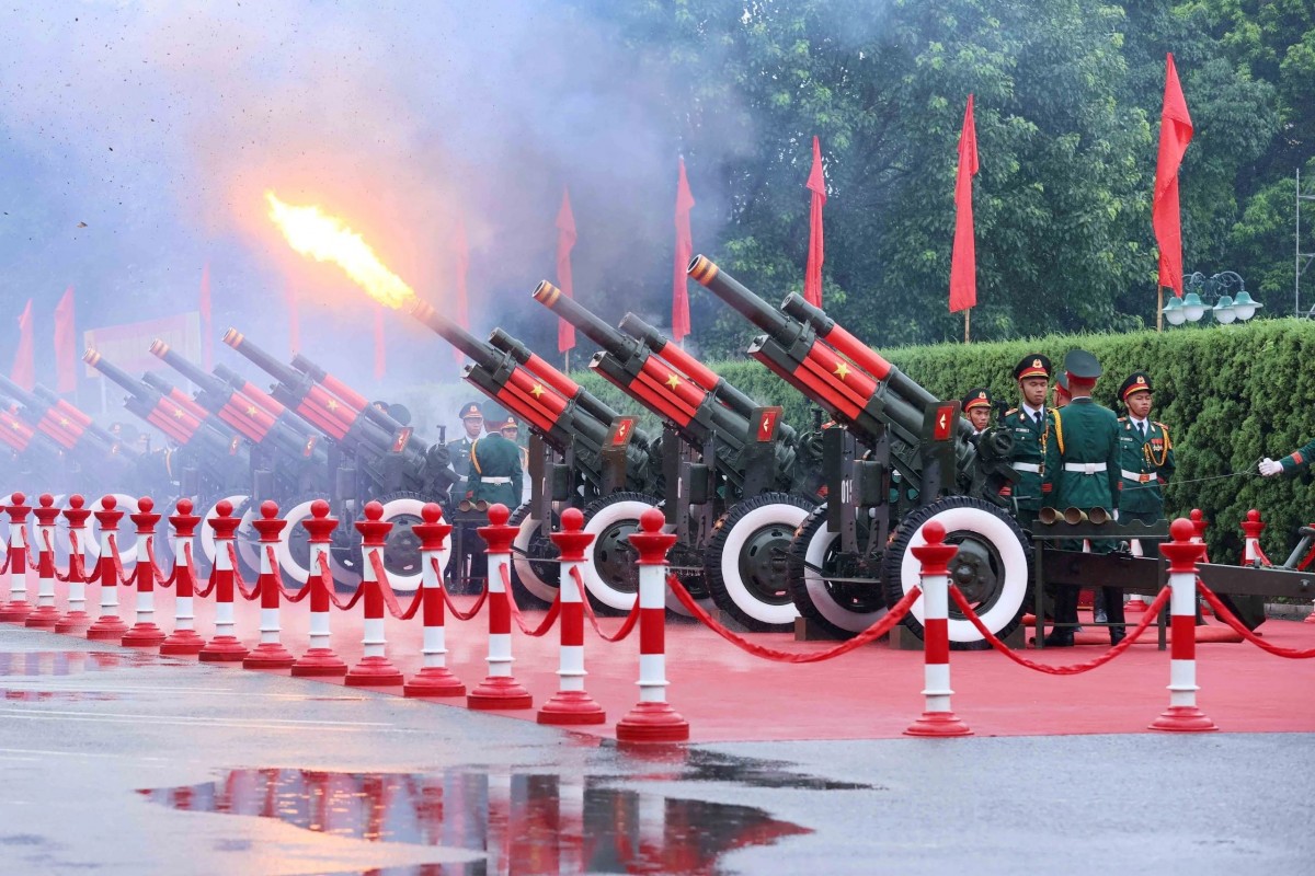 Việt Nam bắn 21 loạt đại bác nồng nhiệt chào mừng Nhà vua Thái Lan và Hoàng hậu
