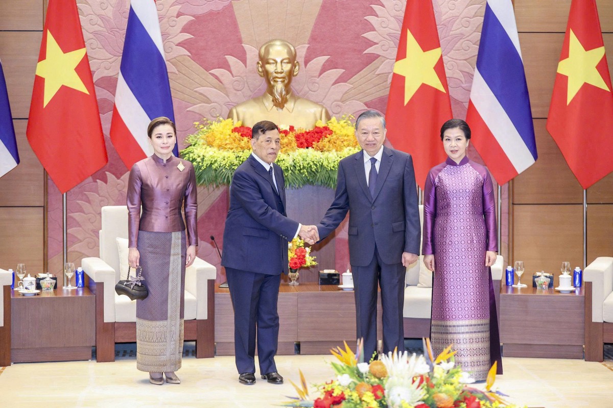 Việt Nam bắn 21 loạt đại bác nồng nhiệt chào mừng Nhà vua Thái Lan và Hoàng hậu