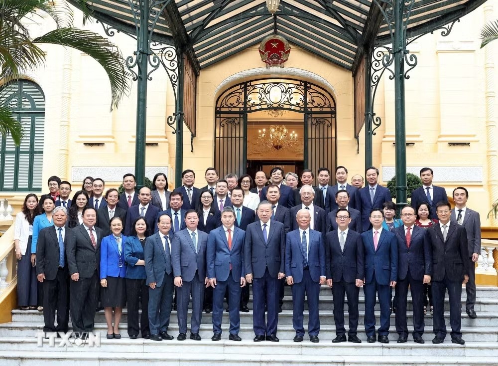 Tổng Bí thư, Chủ tịch nước Tô Lâm và đại diện Ban Chấp hành Liên hiệp các tổ chức hữu nghị Việt Nam khóa VII.
