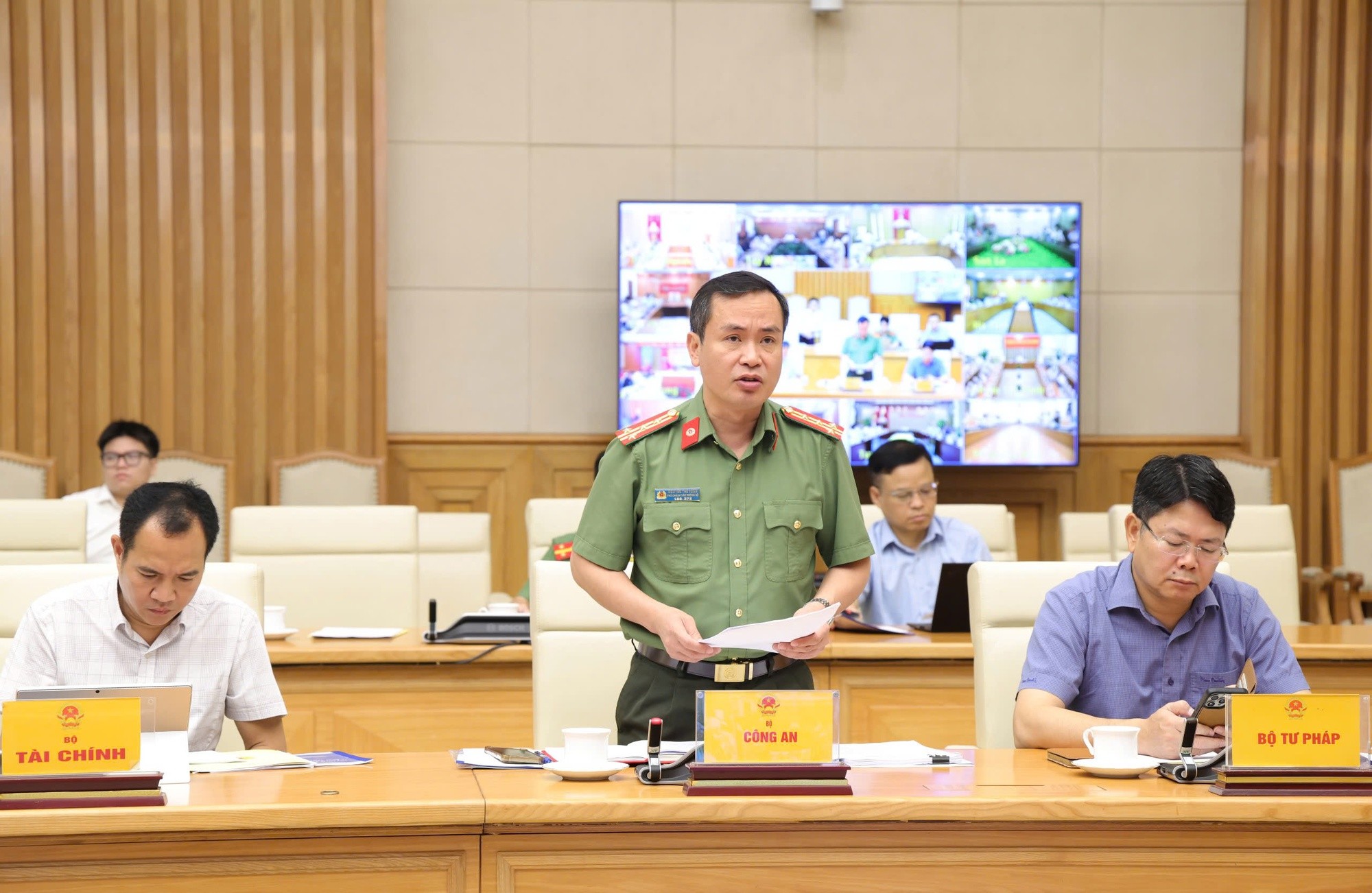 Phó Chánh Văn phòng Bộ Công an Nguyễn Thế Tuấn phát biểu tại Hội nghị - Ảnh: VGP.
