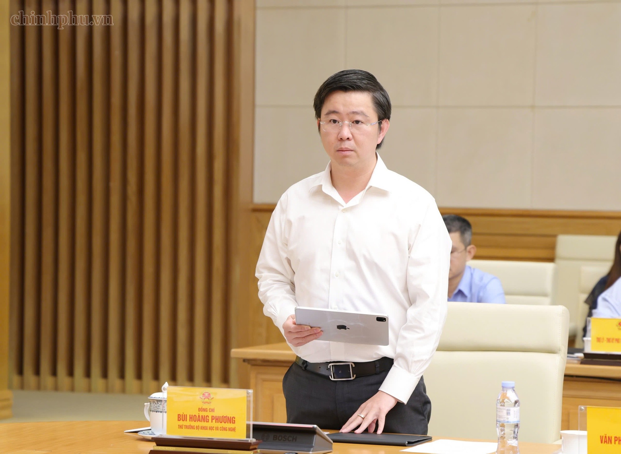 Thứ trưởng Bộ Khoa học và Công nghệ Bùi Hoàng Phương báo cáo một số điểm đổi mới trong Khung kiến trúc tổng thể quốc gia số - Ảnh: VGP.