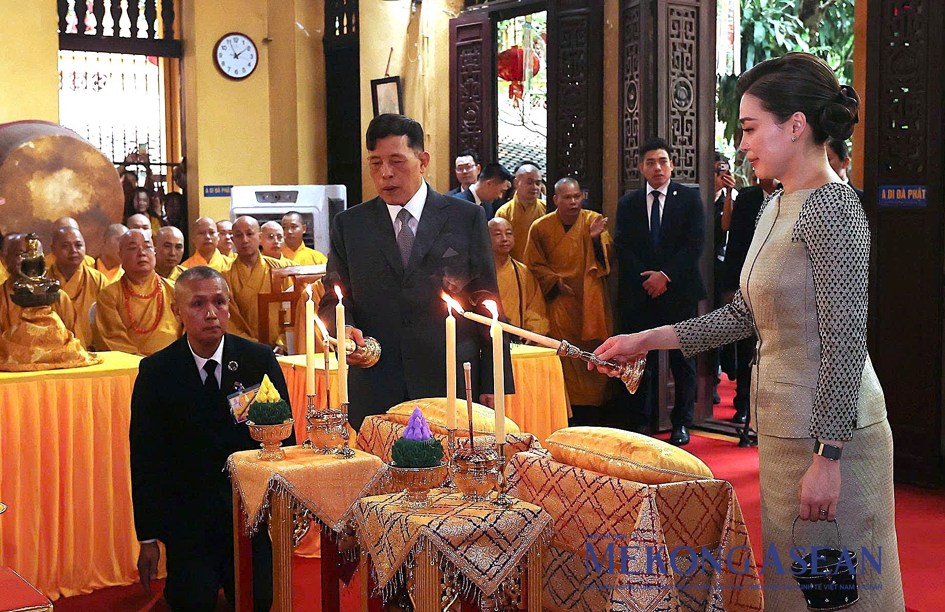 Nhà vua Thái Lan và Hoàng hậu dự lễ cầu an tại chùa Quán Sứ